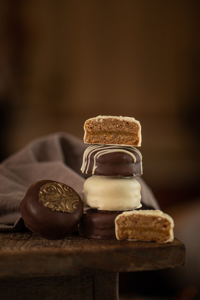 Detalhe da temperagem de chocolate nobre em bancada