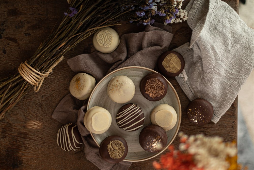 Pão de melado em expositor de confeitaria fina e vitrine de cafeteria
