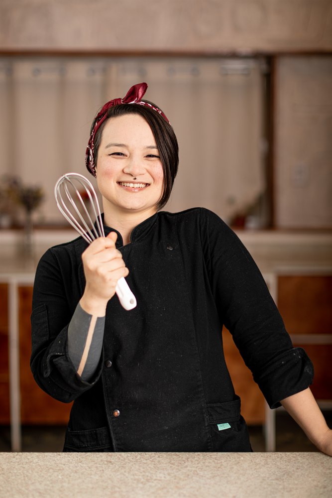Chef Chubby Vegan na bancada de confeitaria vegetal