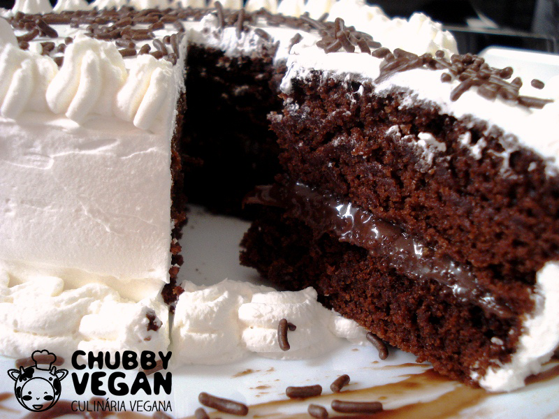 Bolo de aniversário de morango com chantilly e chocolate