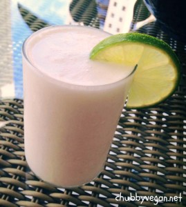drink de coco, rum e limão