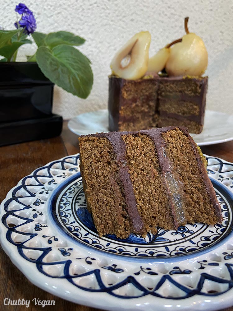 Bolo de chocolate vegano com especiarias e calda de chocolate